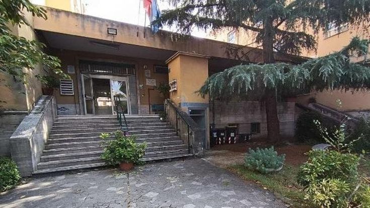 Pugni in faccia a un 13enne: violenza all’uscita di scuola. Il padre: “Nessuno è intervenuto”