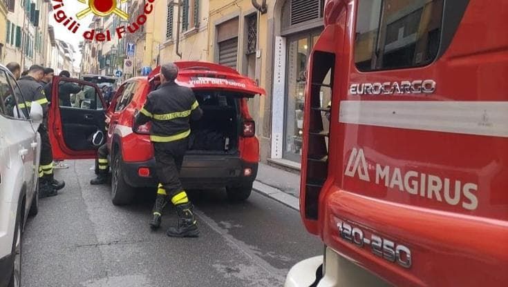 Firenze, incendio in Borgo San Frediano in un appartamento di rider: due intossicati in ospedale