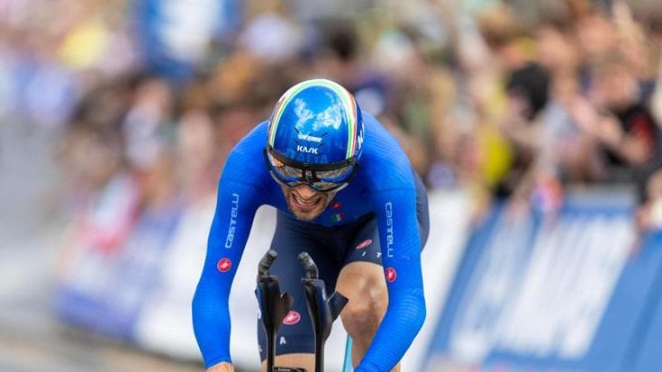 Filippo Ganna conquista la prima medaglia per l’Italia: argento nella crono. Vince Evenepoel