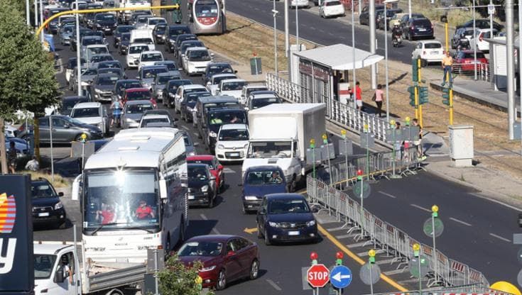 Traffico paralizzato in mezza città per quattro incidenti ravvicinati