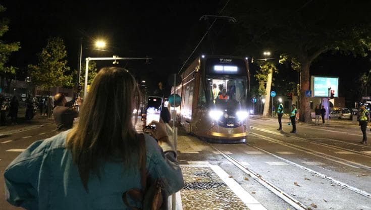 Tram, il primo giro su strada diventa virale sui social. Selfie e battute, trionfano gli umarell