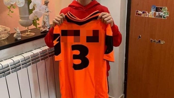 "Ciao ragazzi, ho il Covid: fate il test". Tredicenne avvisa la chat della scuola calcio, il mister gli dà la maglia da capitano