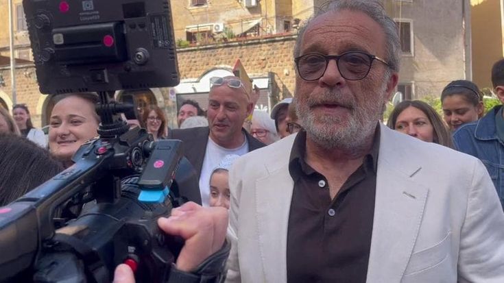 Il grande ritorno de "I Cesaroni", alla Garbatella bagno di folla per Claudio Amendola e il cast