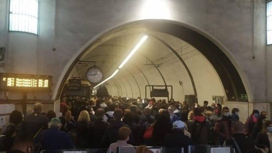 Roma, trasporti pubblici da lunedì nero. Calca a Flaminio, assembramenti su bus e tram