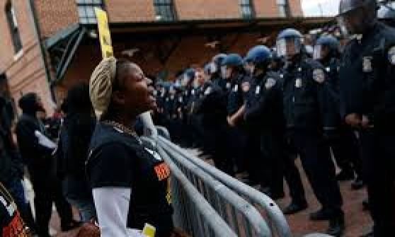 Baltimora, incriminati i sei poliziotti per la morte dell'afroamericano Freddie Gray