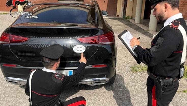 Falso diplomatico su auto con insegne contraffatte e senza patente, arrestato
