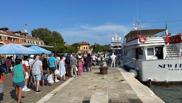 Venezia e lo sbarco dei turisti con le lance. L'assessore: "Deve restare un caso isolato: sarebbe un danno per la città e gli operatori"