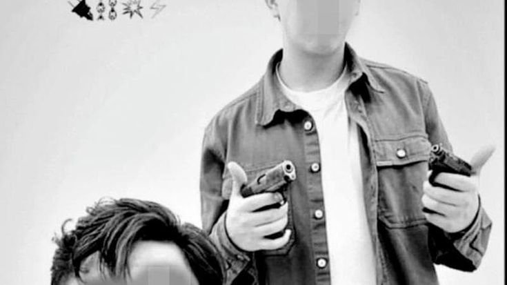 Santo, il 17enne confessa: “L’ho ucciso io”. Il padre: “Chiedo scusa”. Sui social l’assassino con due pistole in una foto