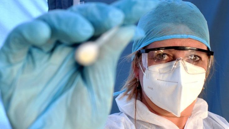 Variante "Varese" del coronavirus, il professor Maggi: "Molto rara, ma al momento non deve preoccupare"