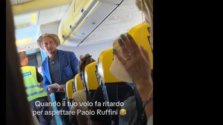 Paolo Ruffini in ritardo, l’aereo non decolla: l’attore sale a bordo e si scusa con i passeggeri
