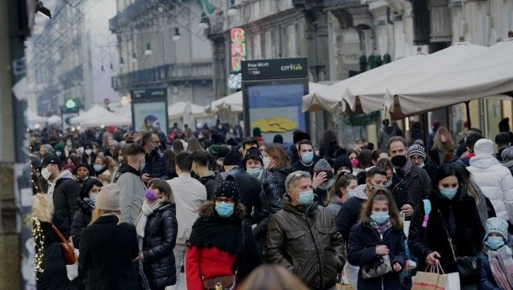 Tutti in centro per le compere di Natale, ma via Roma pedonale diluisce la folla