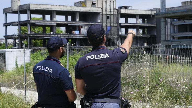 Tor Cervara, il palazzo sgomberato e mai chiuso dove è stata violentata la turista colombiana