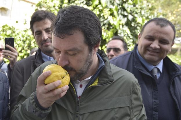 Ischia, Salvini coglie un limone: i terremotati gli regalano una busta di agrumi