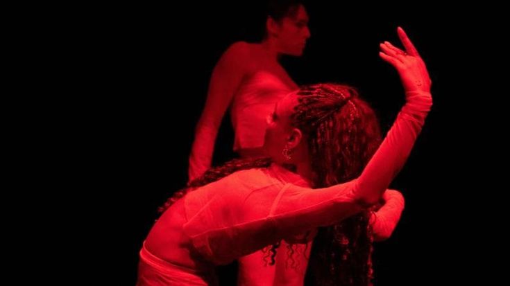 Wayne McGregor: “Nella mia danza il corpo sposa l’intelligenza artificiale. L’umanità è questo: fragilità e ingegno”