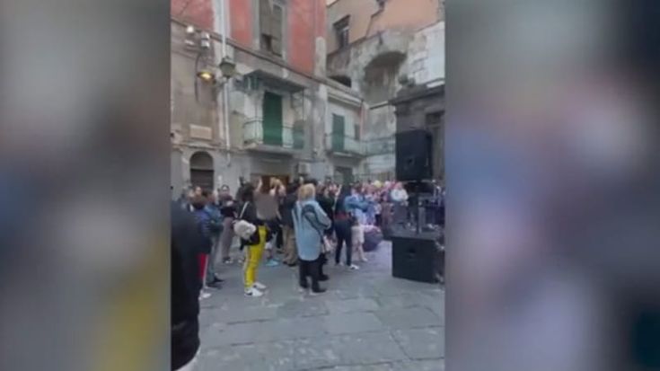 Napoli, palco abusivo nella piazzetta patrimonio Unesco: vigili circondati e minacciati