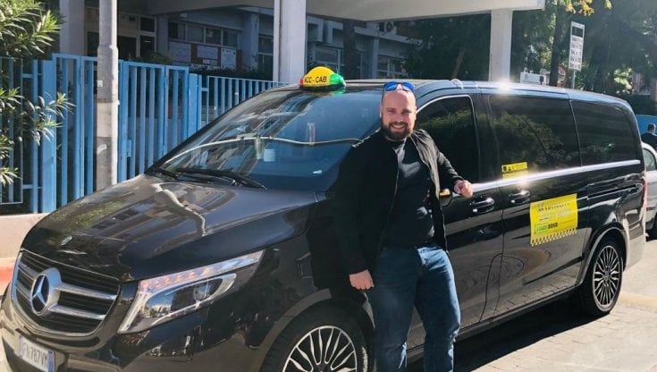 Covid, a Taranto si sperimenta il Taxi-scuola: ex chef accompagna gli studenti per meno di 5 euro. "Così viaggiano sicuri"