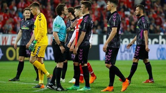 Bundesliga, rigore col Var dopo la fine del primo tempo: Friburgo richiamato dagli spogliatoi