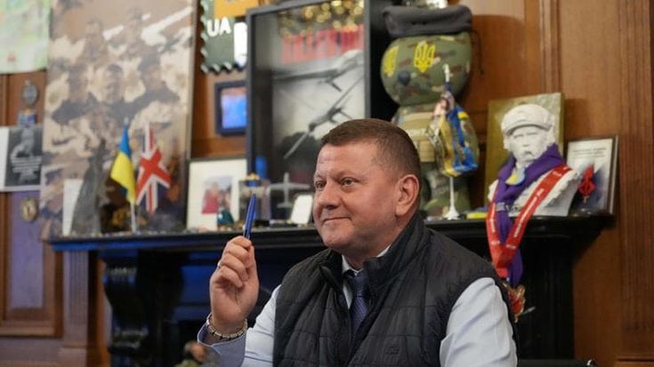 Scontro tra Zelensky e Zaluzhnyi, l’ex capo dell’esercito rivela la frattura con il leader ucraino