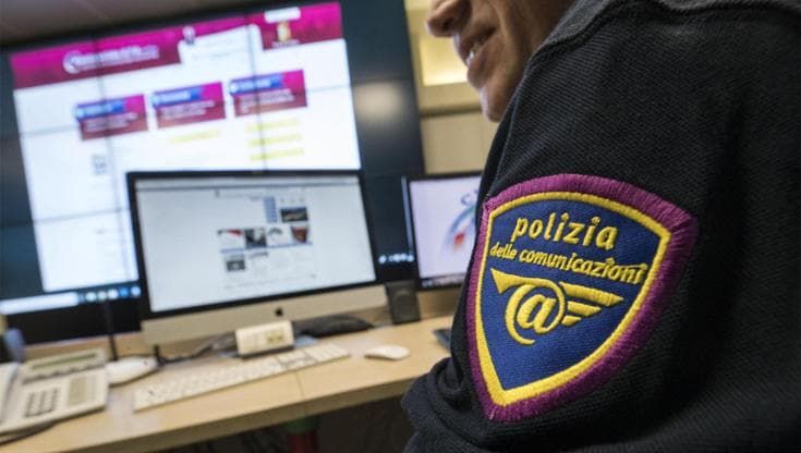Pedofilo arrestato tradito da una chat: “Le foto ai bambini in spiaggia a Genova le ho scattate io”