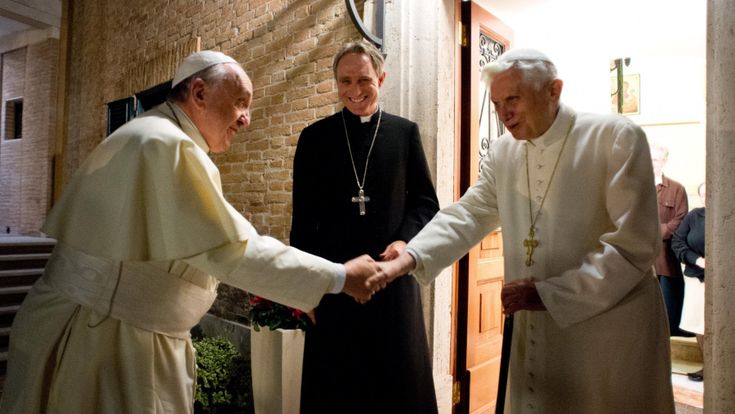 Quel legame tagliato per spezzare l’assedio al Papa emerito