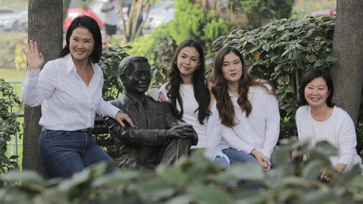 Elezioni in Perù, Keiko Fujimori in vantaggio: al ballottaggio nel nome del padre