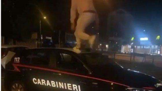 Rapper sale sul tetto di un'auto dei carabinieri per filmare un video, scatta la denuncia a Cinisello Balsamo