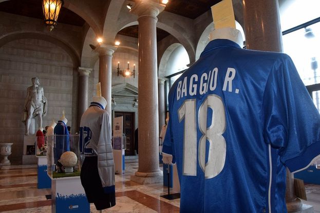 A Bari le mitiche maglie della Nazionale: da Totti a Baggio 100 anni di gloria