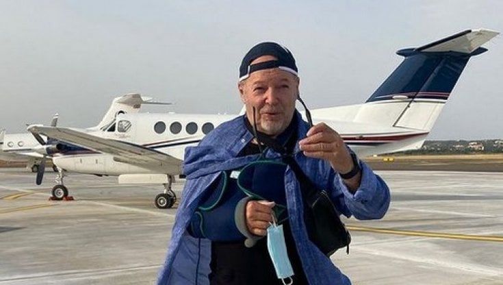 Vasco Rossi atterra in Salento con il jet privato: "Sono venuto a ballare in Puglia, con il tutore al braccio"