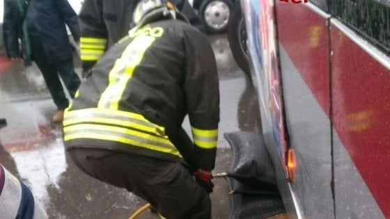 Roma, motorino finisce sotto un bus: ragazza estratta da vigili