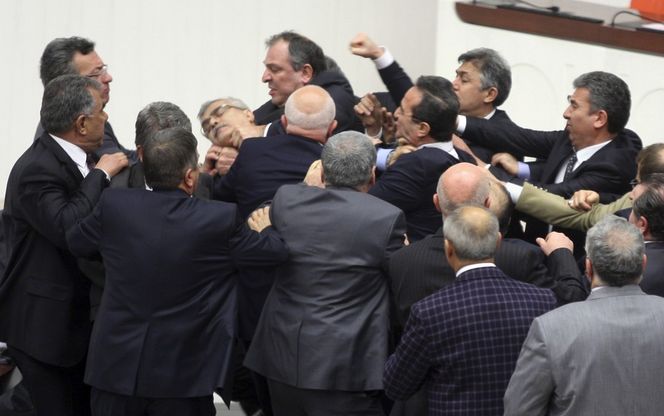 Turchia, rissa in parlamento per l'approvazione della riforma della giustizia