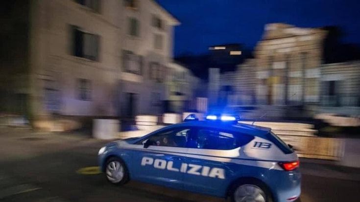 Avventori di un bar in difesa dei writer contro i poliziotti: tre agenti feriti e tredici arrestati