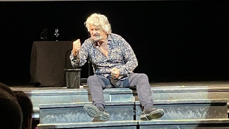 Beppe Grillo a Bologna: "Il governo è un Circo Barnum. Di Maio? Anche Cristo è stato tradito da Giuda"