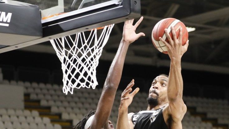 Basket, la Virtus soffre ma batte ancora Treviso