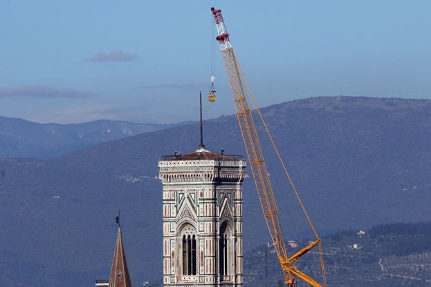 Firenze, controllo al pennone del Campanile di Giotto con una gru di 135