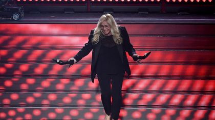 Sanremo 2020, arriva Mara Venier: via le scarpe e giù dalla scalinata dell'Ariston