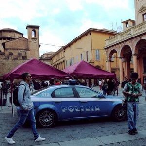Morsi, calci e pugni agli agenti: Bologna, arrestato un 24enne