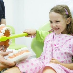 Bambini, la piccola guida per allontanare le carie salvare i denti
