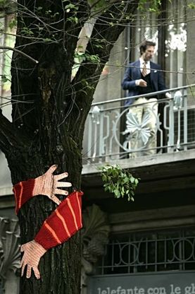 Milano, i maglioni di lana sui pali colorano via Crema