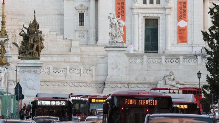 Acqua nei serbatoi degli autobus, l’Atac apre un’indagine interna