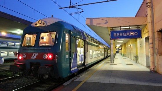 Per protesta mettono tronchi d'albero sui binari, disagi sulla linea Bergamo-Milano Centrale