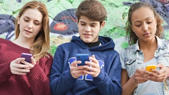 Scuola, giovani iperconnessi: "Una vita nei social, ma la tv resiste"