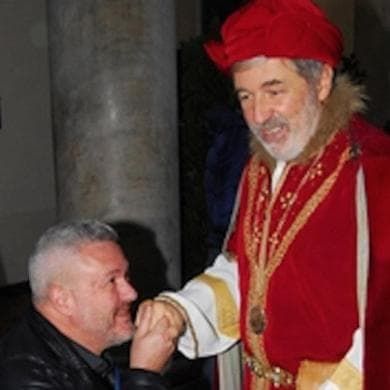 Baciamo le mani alla baracconata