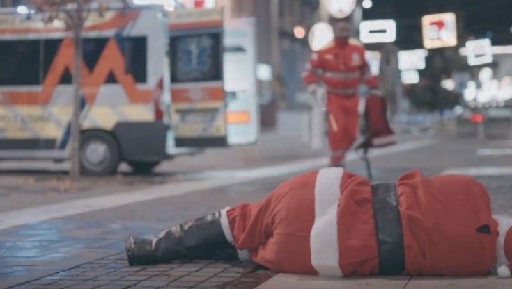 Calcutta, Subsonica, Elio e gli altri artisti 'off', come suona la canzone di Natale alternativa