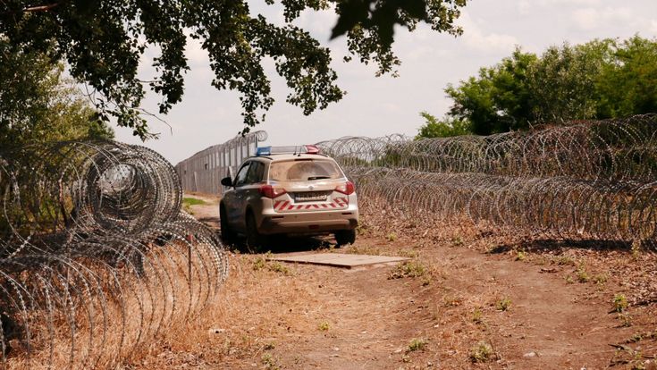 Polizia e filo spinato, è il muro del sovranismo reale