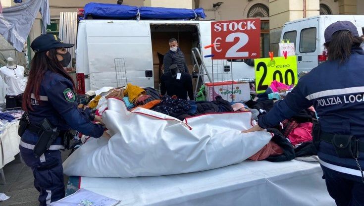  Torino, da domani solo alimentari nei mercati rionali: stop a biancheria, giochi, prodotti per l'igiene