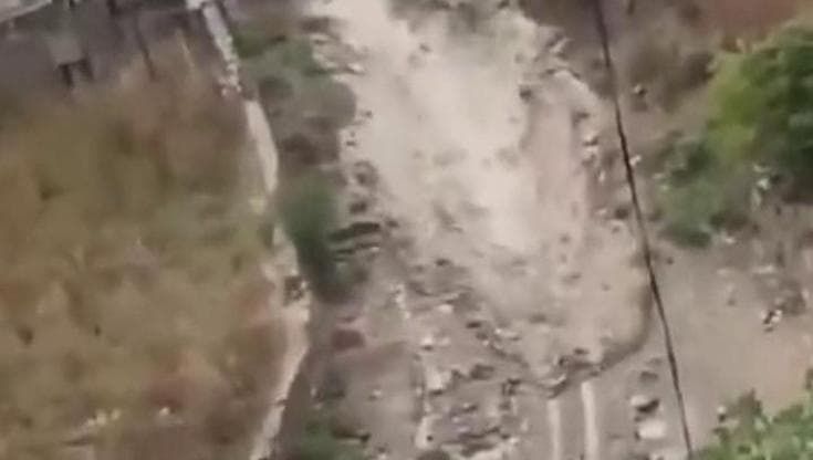 Nepal, corrono a perdifiato inseguiti dalla colata di fango: si salvano all'ultimo istante
