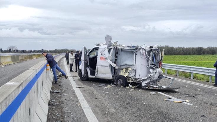 Nel portavalori assaltato viaggiavano 6 milioni di euro, caccia a talpe e complici dei due arrestati