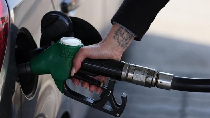 Allarme benzina, aiuti a fine mese. Lega in pressing: bloccare il prezzo