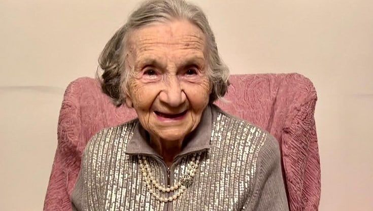 Bari, i 100 anni di nonna Rosanna fra figli, nipoti e pronipoti: "A loro l'augurio di essere onesti"