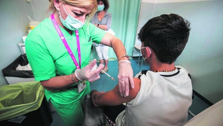 Omicron,  tredicenni in coda all’alba per il booster. Il boom dell'open day
